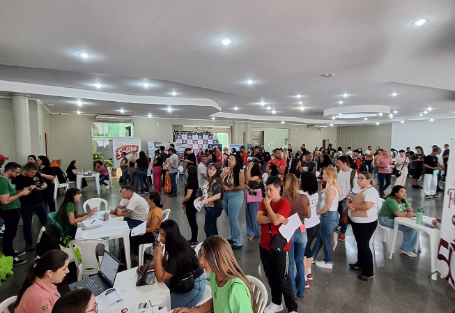 -emprega-mais-reune-mais-de-800-candidatos-em-santa-cruz