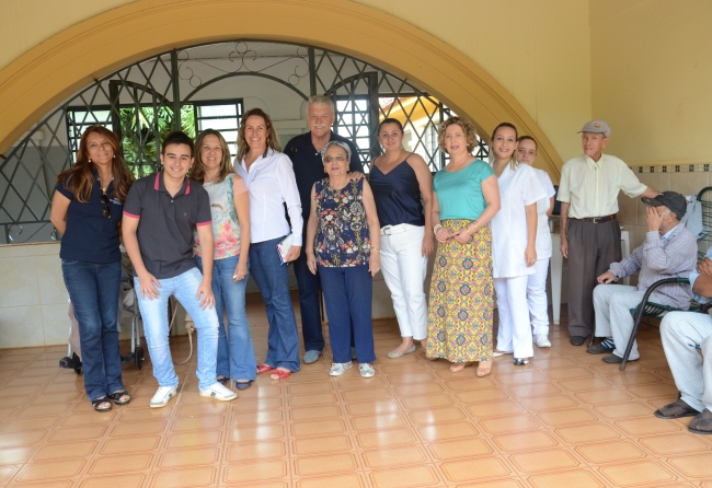 pelo-segundo-ano-campanha-arrecada-presentes-de-natal-para-idosos