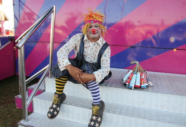 circo-vivendo-com-o-pe-na-estrada