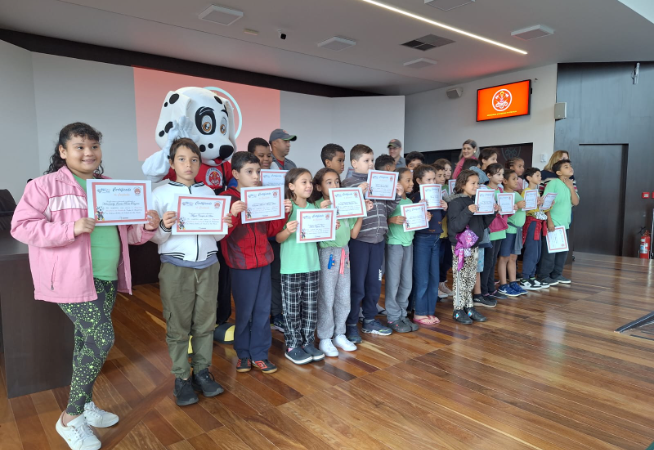 bombeiro-na-escola-leva-nocoes-de-primeiros-socorros-a-alunos