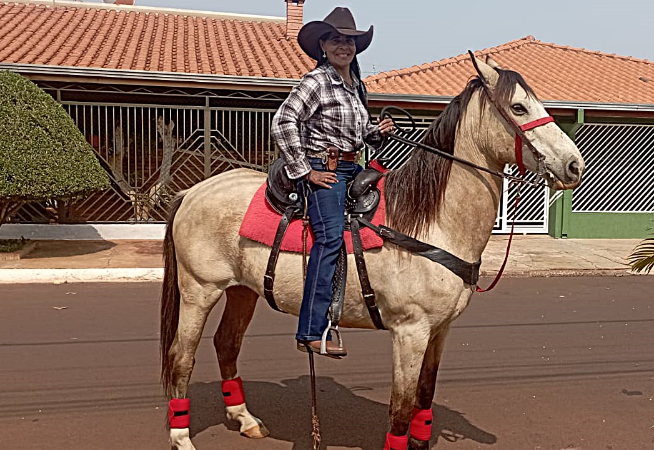 cavaleira-de-66-anos-mantem-vivo-o-amor-pelos-cavalos