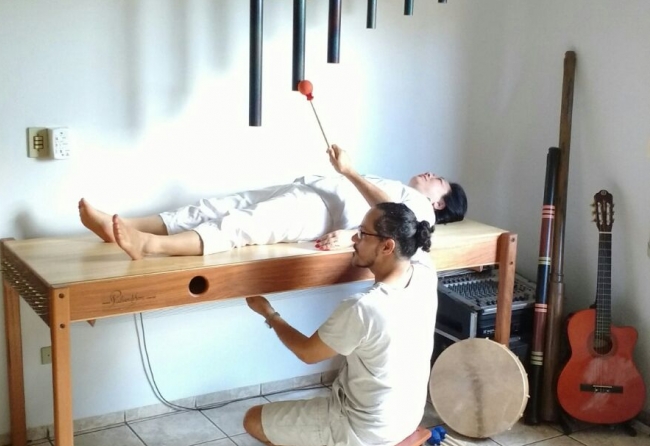 mesa-lira-leva-musica-ao-corpo-traz-curas-para-doencas-e-relaxamento