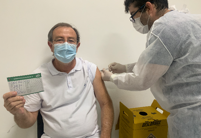 ex-prefeito-otacilio-assis-recebe-vacina-coronavac