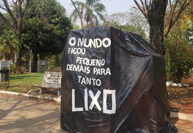 santa-cruz-amanhace-com-sacos-de-lixo-gigantes-em-pracas