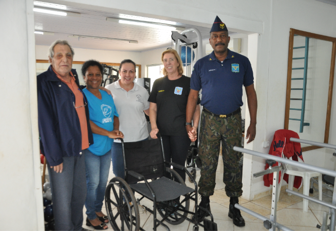 voluntario-reforma-cadeiras-de-banho-e-fortalece-acoes-solidarias
